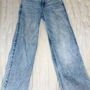 Cute high-rise wide leg jeans only worn a few times.